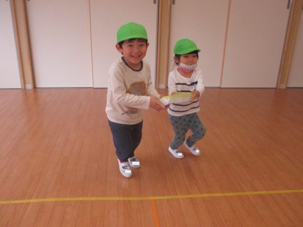 落とさないようにね ピンポン玉リレー 年中ぐみ 深沢幼稚園 アワーキッズ鎌倉分園