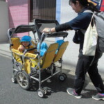 すくすく組さん、散歩車でお散歩中